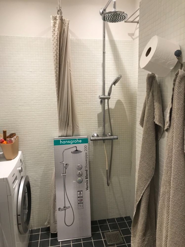 Skift af brusesæt og tjek af toilet (småløber)