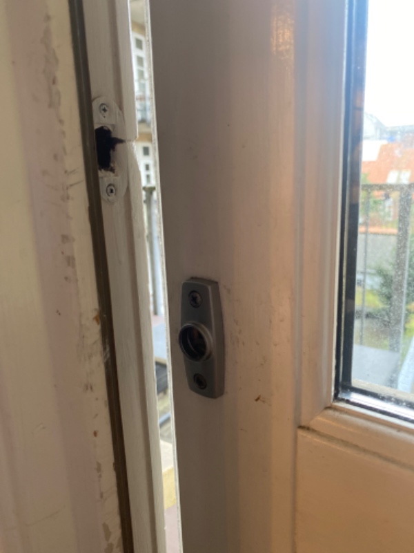Taressedør nyt håndtag. Muligvis helt ny skinne i døren, virker ikke når man kun sætter nyt håndtag