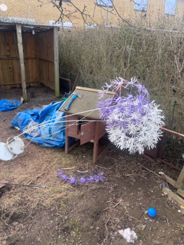 Hjælp til at fjerne alt skrald fra haven