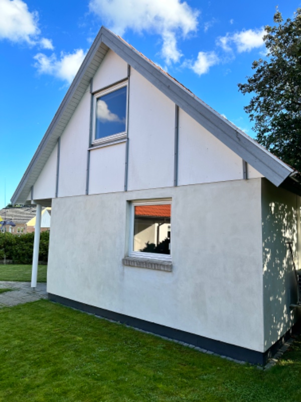 Maling af sternbrædder på 5 gavle