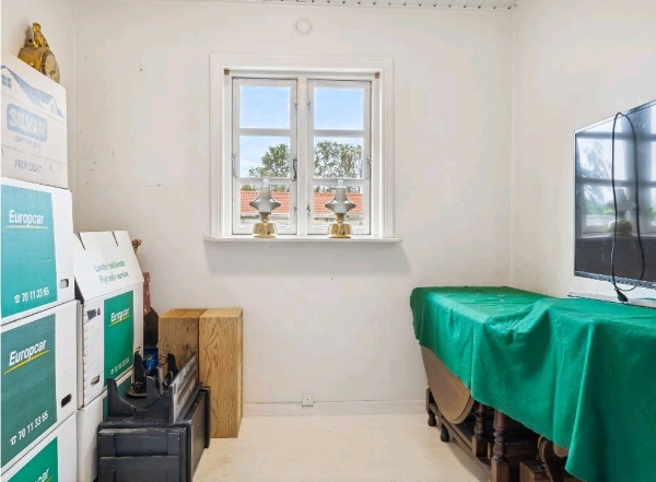 Slibning af gulv. Spartling/maling af gulv, væg og loft.