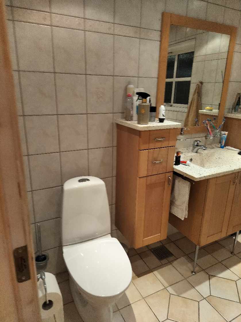 Rensning af klinker på 2 stk. badeværelser samt bryggers