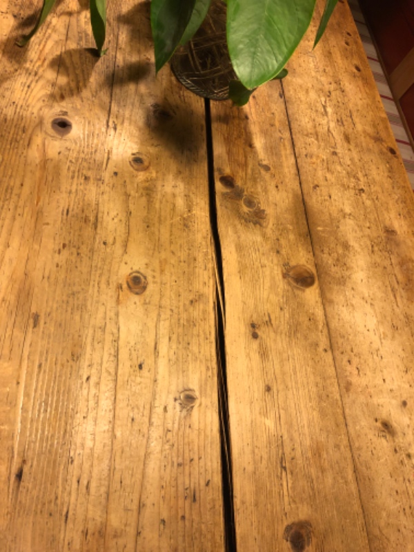 Knirkende spisestuestole før ompolstring