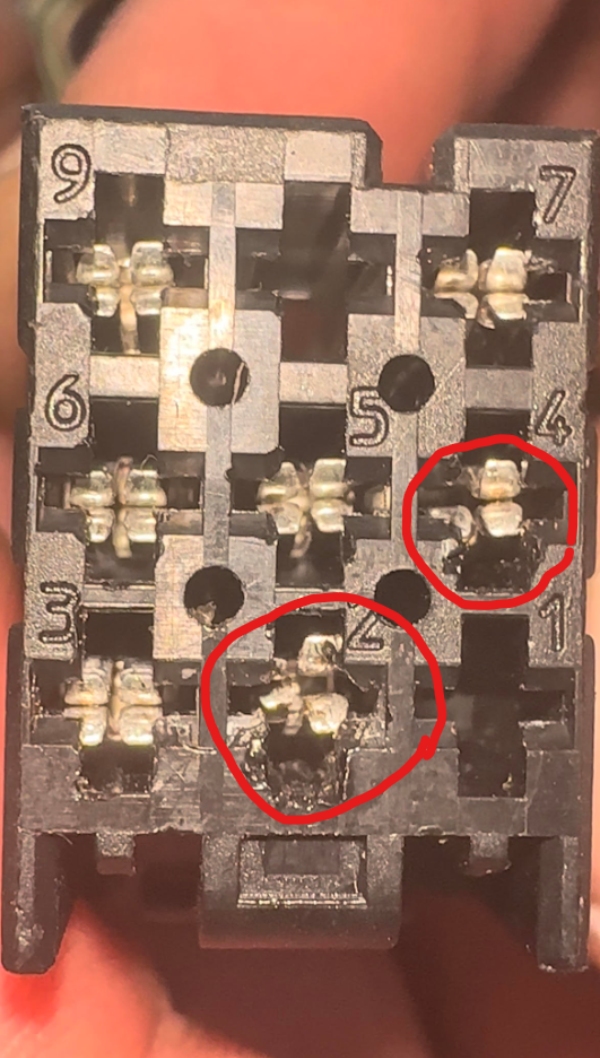 Reparation/skift af 9 stikket relæ fra ledningsnet tilhørende motorstyreenhed