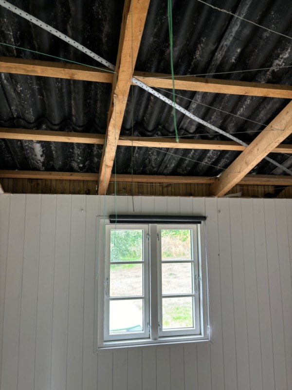 Isolering og brædder i soveværelse