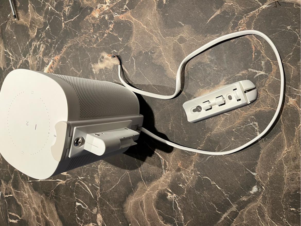 Sonos one skal hænges op i badeværelse.