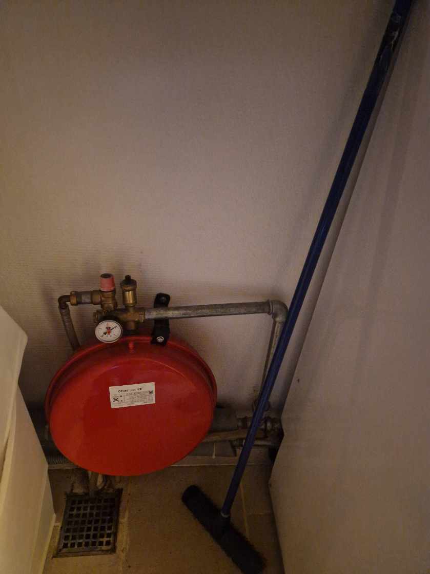 Nilan ventilation virker ikke. Strømmen går hver gang fasen med ventilation tændes. Dette påvirker umiddelbart varmepumpen(Carel styringssystem på varmepumpen) så vi har pt intet varmt vand, selvom alt andet end ventilation kører på eltavlen.