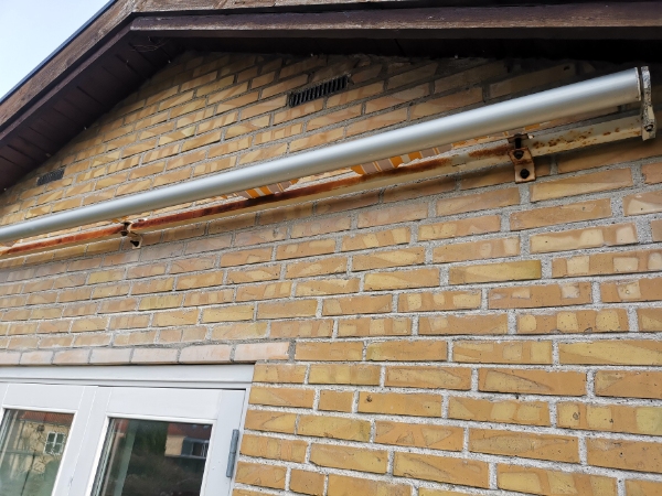 Opgravning af gammel og tung flagstang op og nedtagning af gammel markise