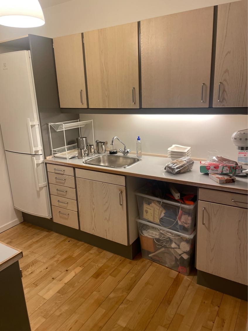 Fjernet gibsbetonvæg, fjernte køkken, opført gipsvæg og bygget plateau til seng