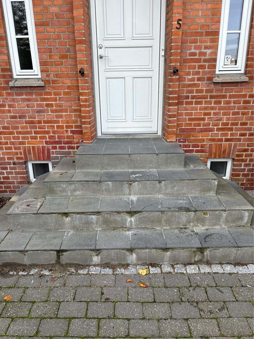 Reparation af muret trappe til hus