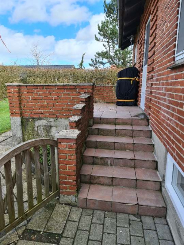 Reperation af trappe og mur langs med