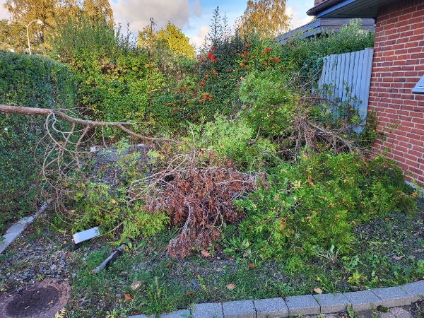 Afhentning af fliser, haveaffald og jord