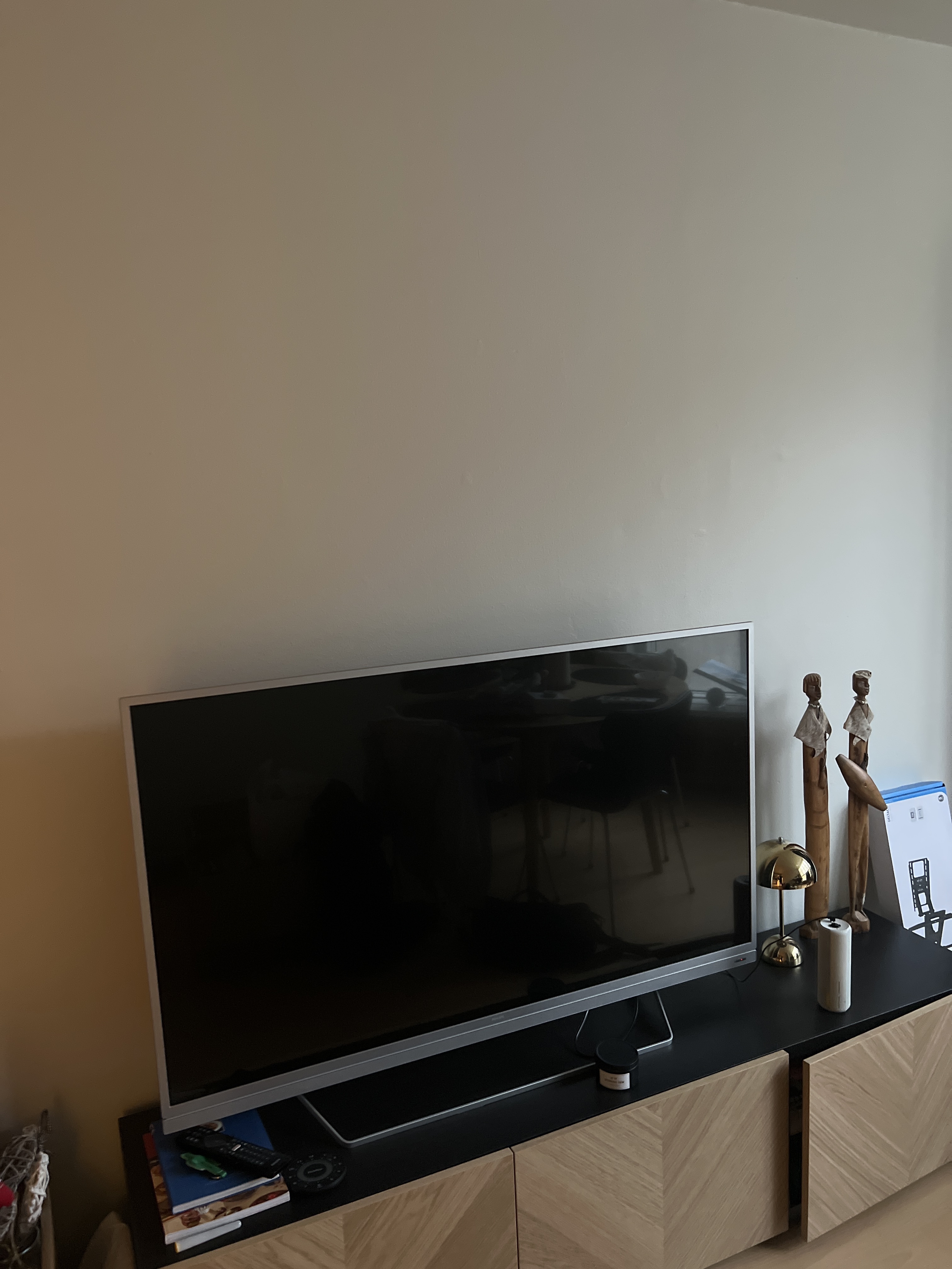 Hænge 2 tv beslag op i betonvæg Amagerbro