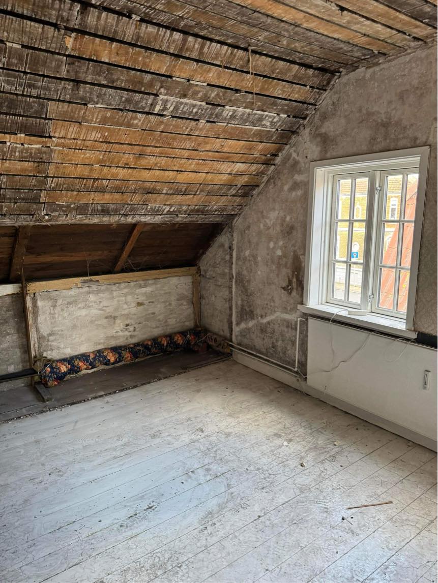 Montering af div. Gips plader og spartling , tapetsering og maling. I mindre rækkehus i Nyborg. 2 mand 3-4 dage.