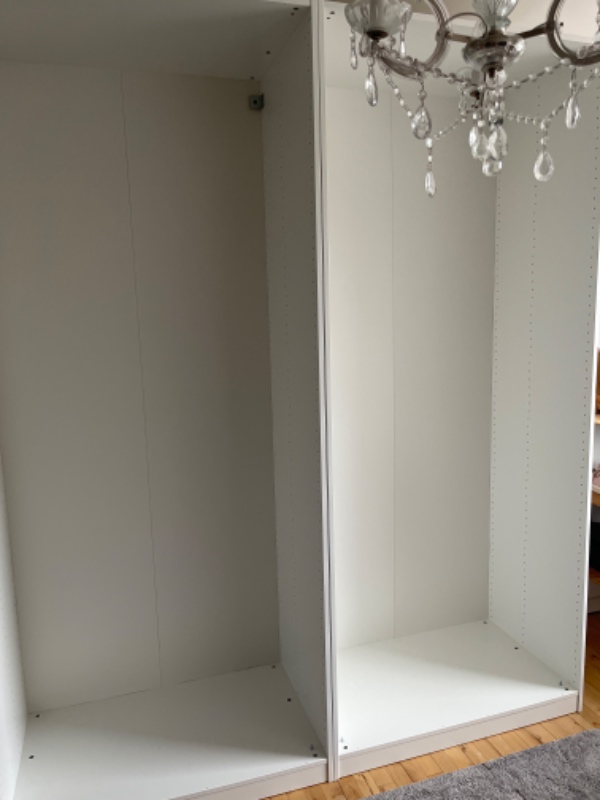 Samlet er PAX skab. Kabinettet er næsten færdigmonteret.