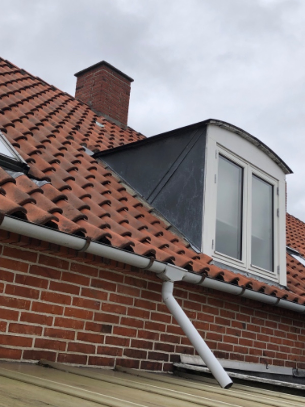 Udskiftning af tagsten eller fastsætning af løse tagsten