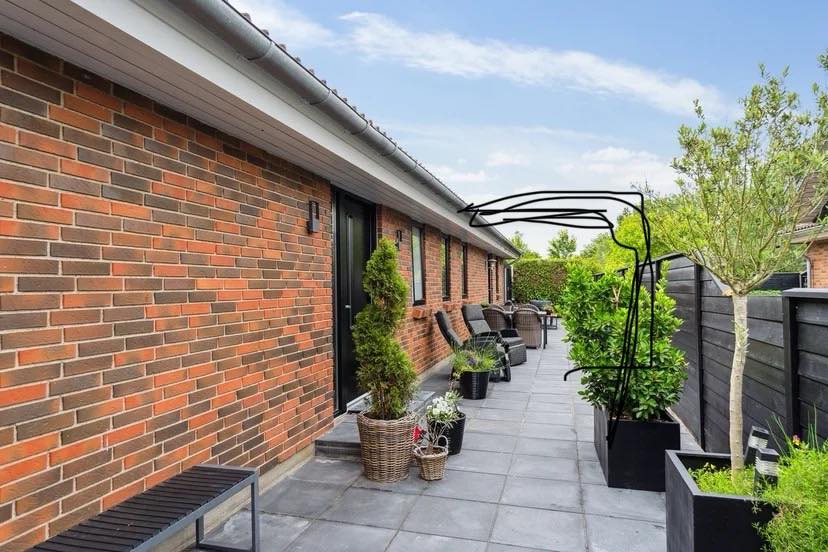 Lave et udhæng - overdækket terrasse