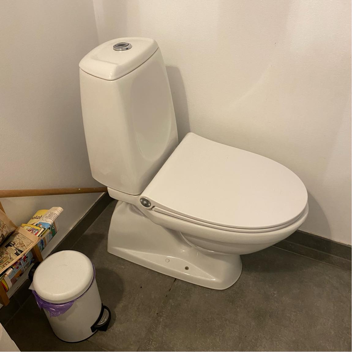 Udskiftning af toilet. Nyt wc skal købes ind og udskiftes. Hjælp til at vælge model! Wc’et står på gulvet.