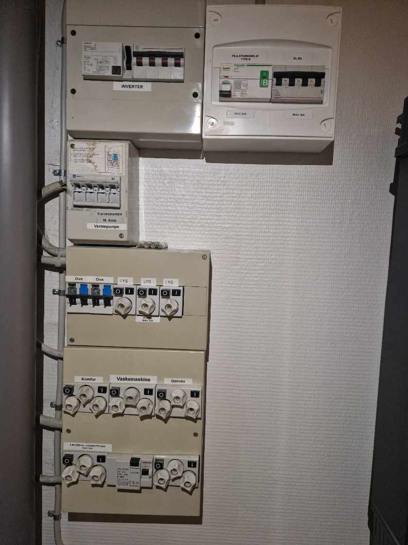 Nilan ventilation virker ikke. Strømmen går hver gang fasen med ventilation tændes. Dette påvirker umiddelbart varmepumpen(Carel styringssystem på varmepumpen) så vi har pt intet varmt vand, selvom alt andet end ventilation kører på eltavlen.