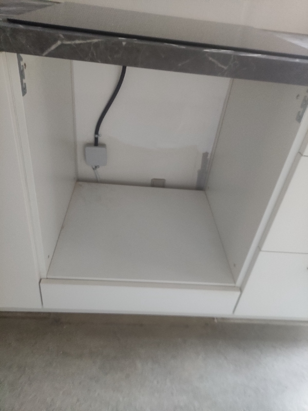 Skære et hul i laminat bordplade og opsætning at lys, ovn og emhætte