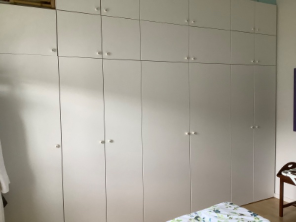 Have afmonteret garderobe fra væg, flyttet til ny lejlighed og genmonteret.Det er et Platsaskab .