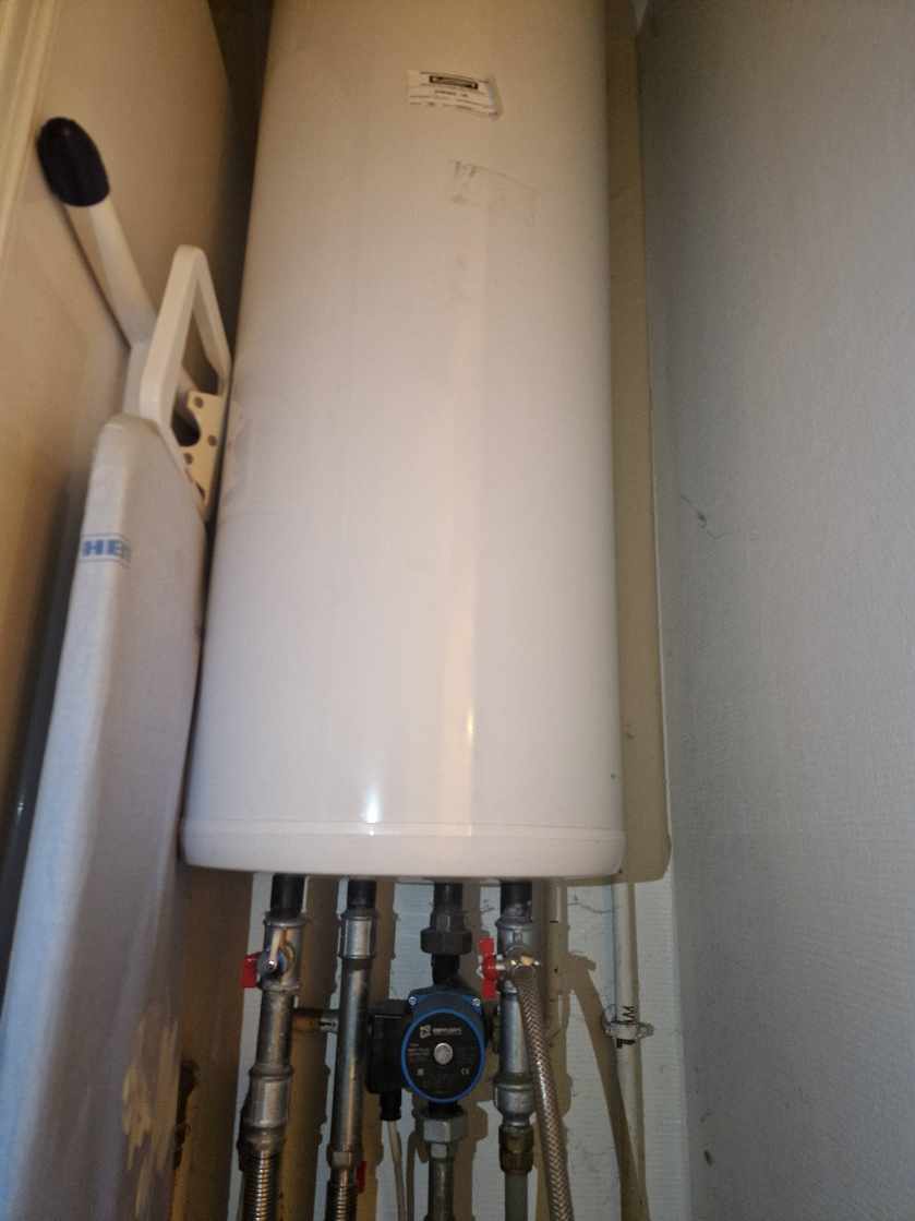 Nilan ventilation virker ikke. Strømmen går hver gang fasen med ventilation tændes. Dette påvirker umiddelbart varmepumpen(Carel styringssystem på varmepumpen) så vi har pt intet varmt vand, selvom alt andet end ventilation kører på eltavlen.