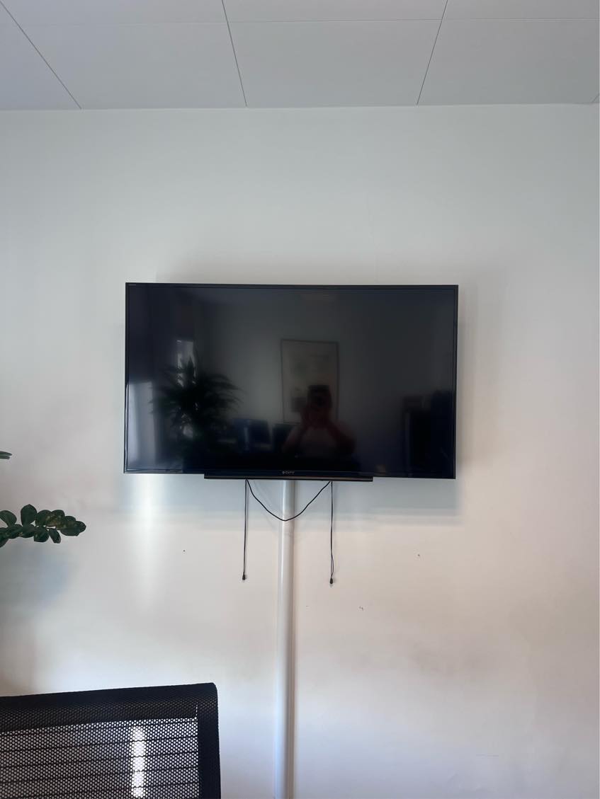 Nedtagning og opsætning af væghængt tv