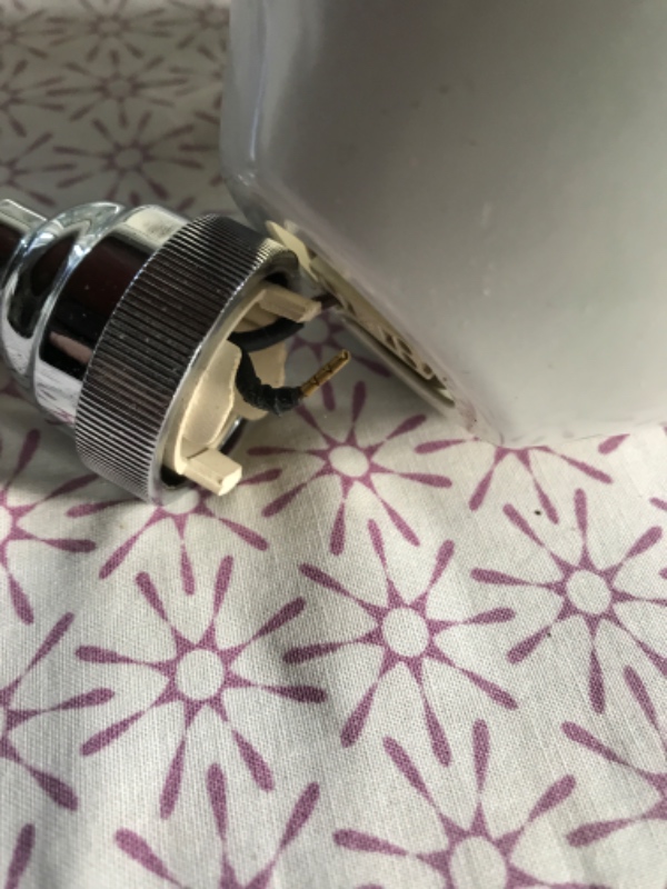 En bestligth lampe knækket i fatning
