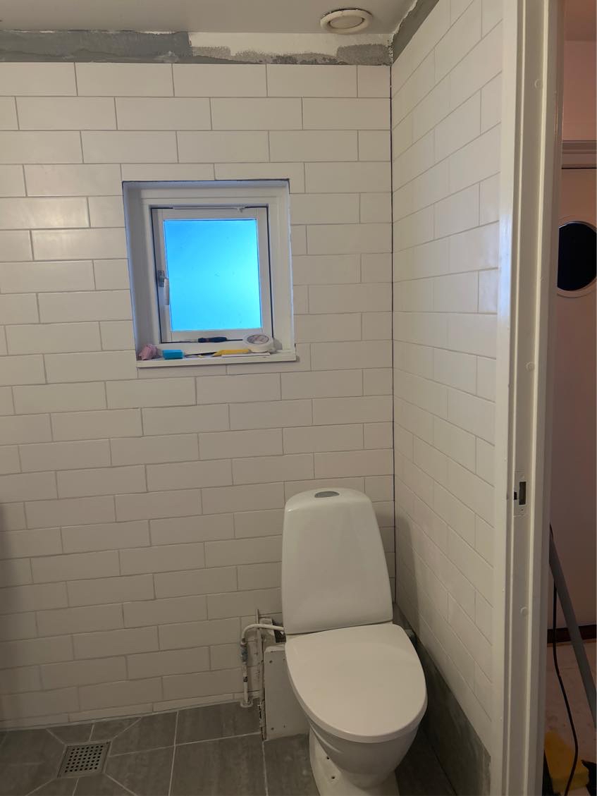 AKUT! Færdiggøring af badeværelse (se beskrivelse)