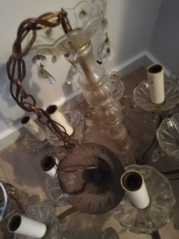 Reparation af ledning på gammel lysekrone..