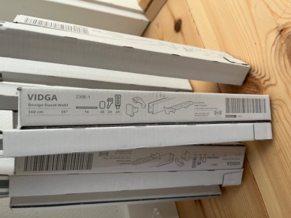 Jeg ønsker et tilbud på følgende opgaver: 1) Opsætning af gardinskinner i loftet ved fire vinduer.