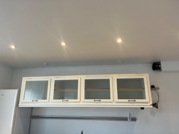 Båret tungt overskab ned