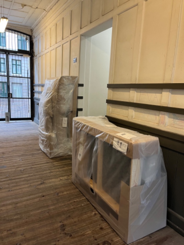 Bære en sofa op på 5 sal