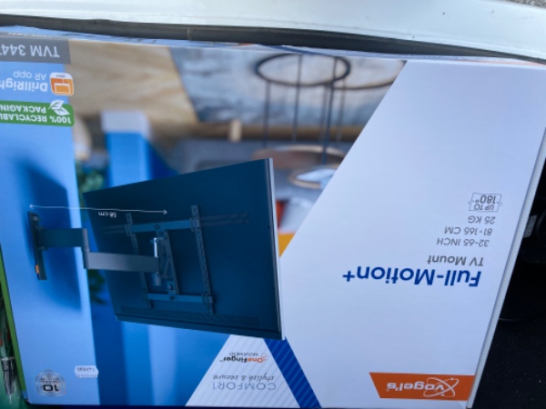 Ophæng af beslag til tv i betonvæg