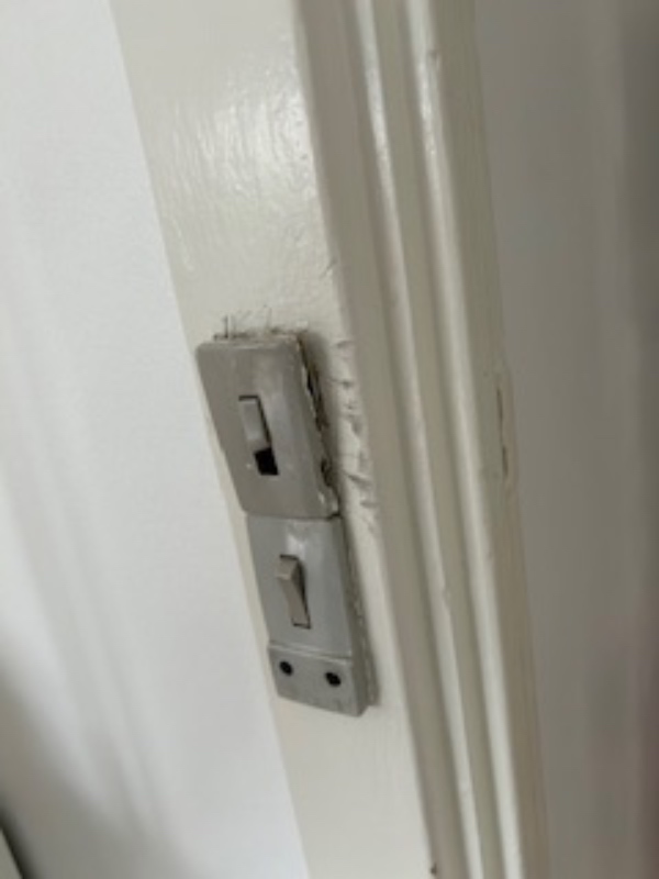 udskiftning af afbryder/stikkontakt som vist på billedet. samt evt. lave jordforbindelse til stikkontakt uden jordforbindelse mm. 