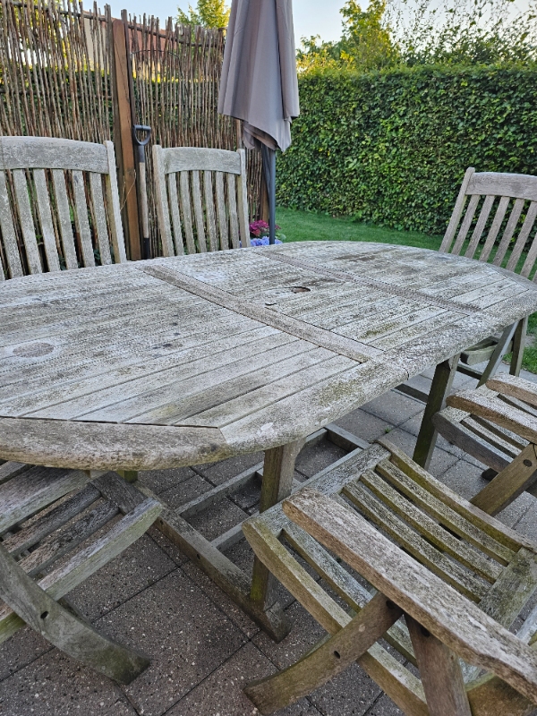 Restaureret træ havebord og stole