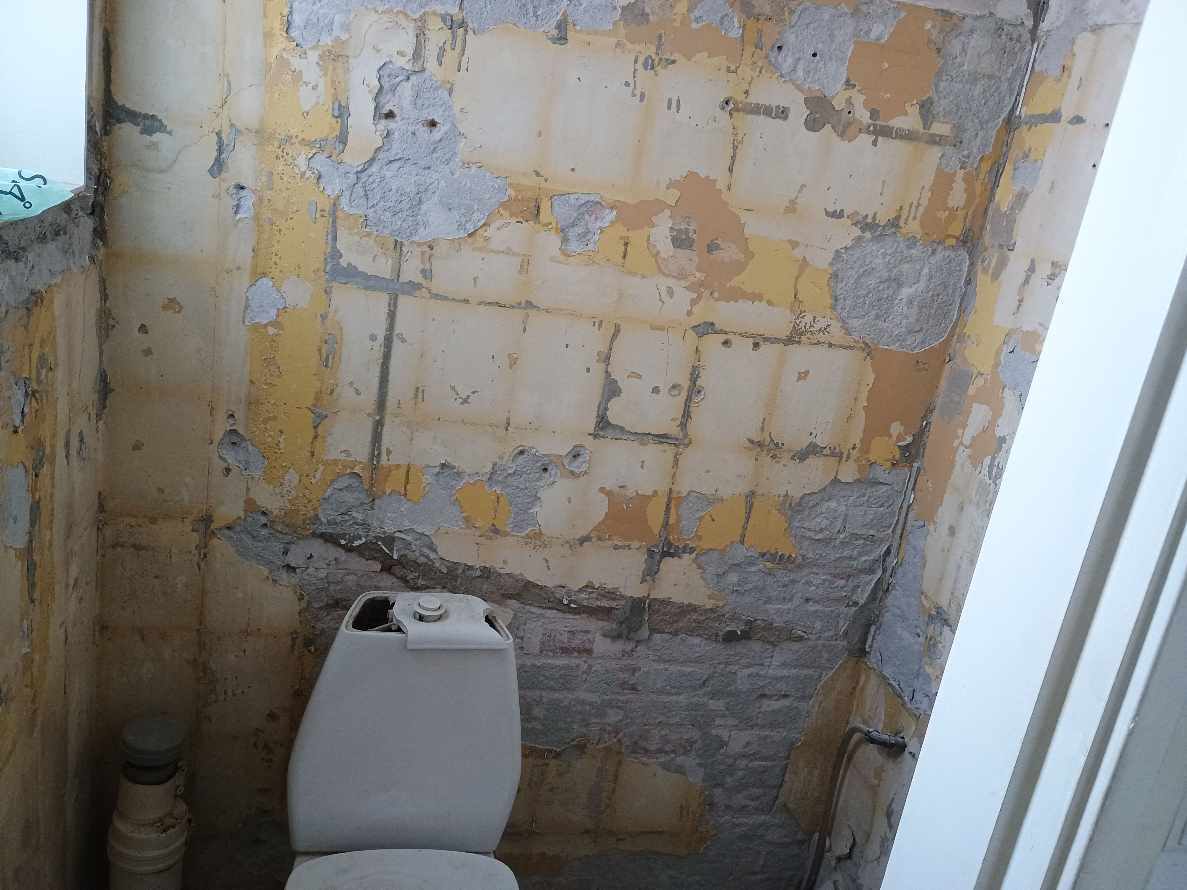 Fliser på toilet vægge og gulv (1x1,3m2)