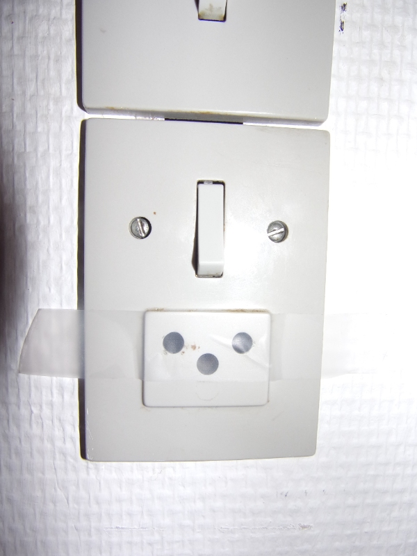 to ufunktionelle stikkontakter