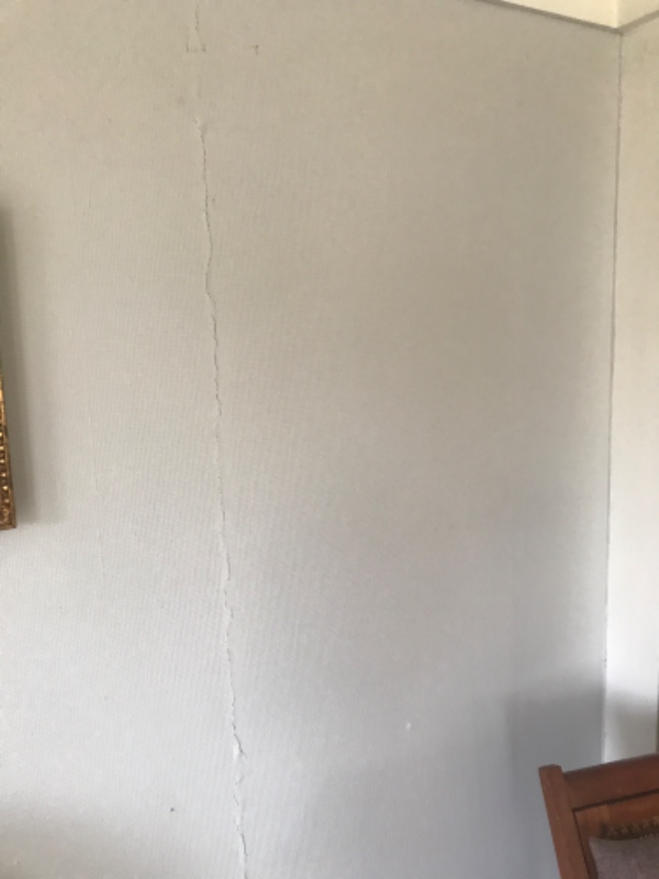 Fjernet tapet, udbedring af revner i væg samt genopretning af væghjørner