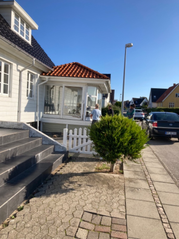 Lavet fundament og muret/bygget op til vinduerne i udhuset