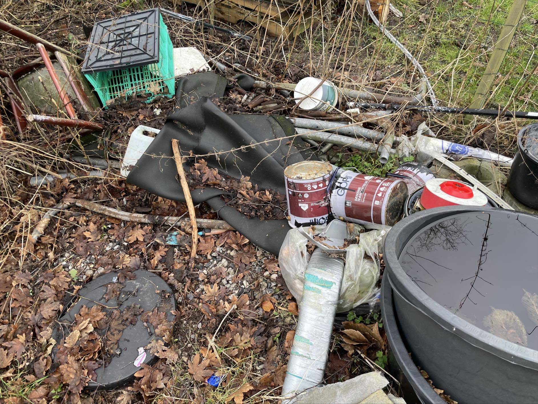 Køre affald på genbrugspladsen