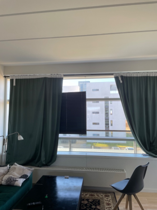 Samlet, sofabord, reol, opsat gardin og 3 persienner i stue, samt 2 mørklægnings rullegardiner i sov