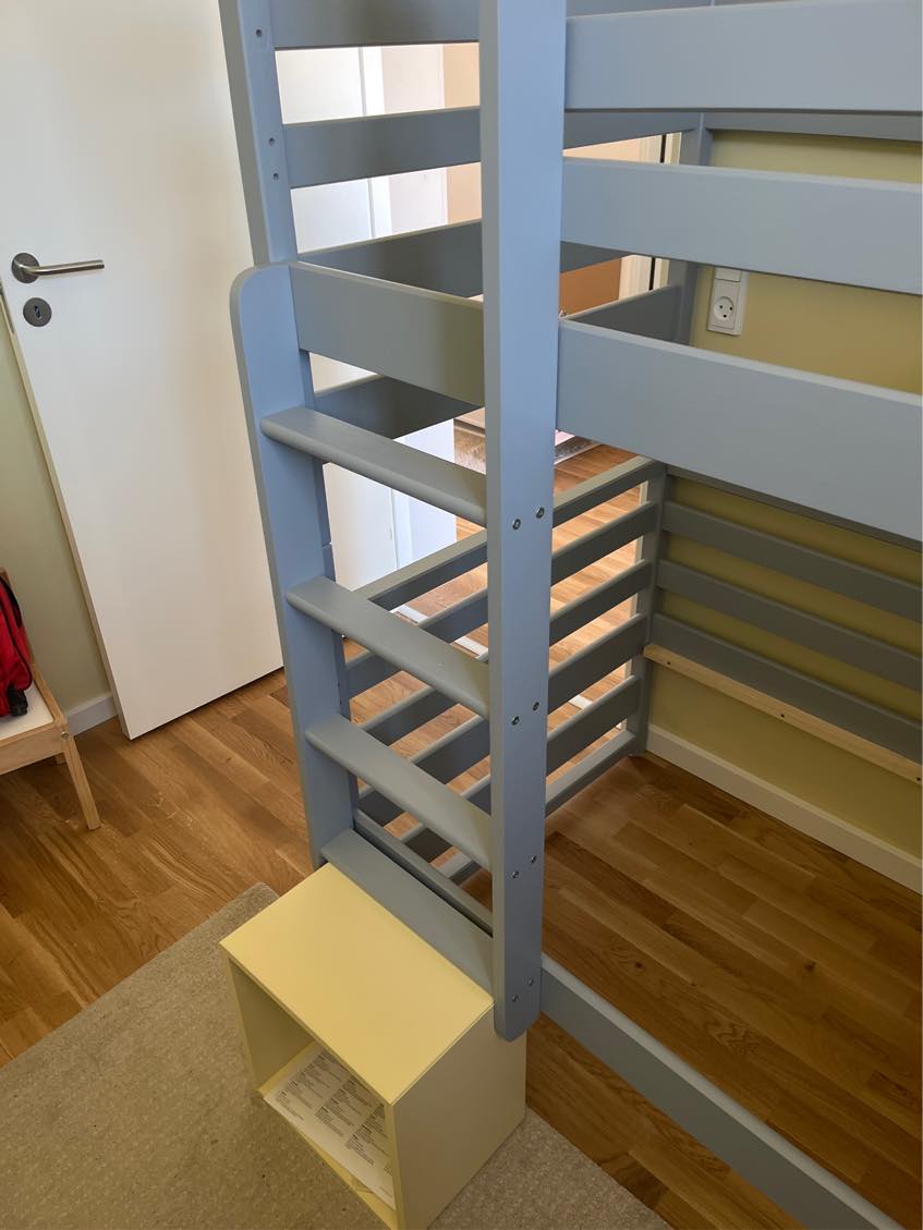 Ophæng af reoler, gardiner, lamper etc, montering af stige på køjeseng