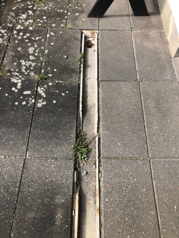 afvandingsrende foran carport skal skiftes. Ca. 9 m