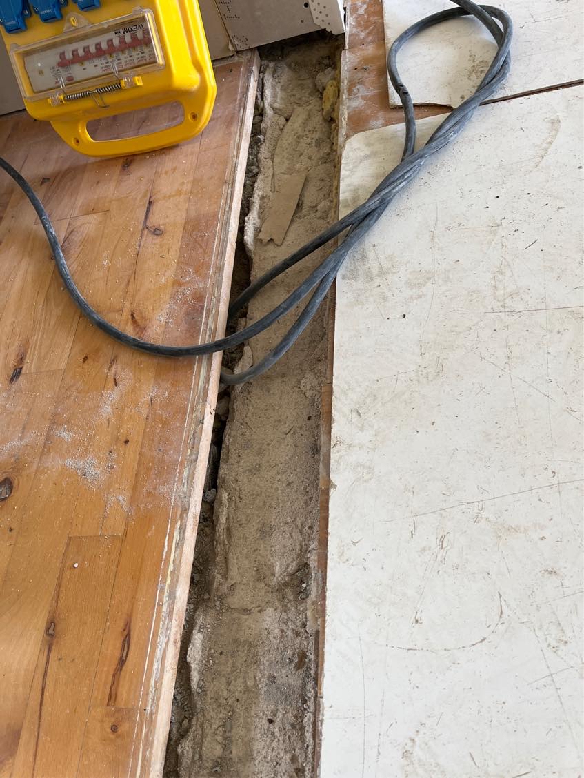 Reparation af gulv efter vi har væltet væg