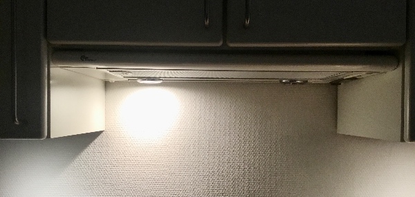 Skift af kontakt, fixe køkkenlågehængsel, fuge under toilet