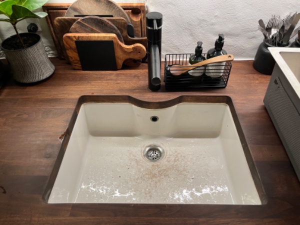 Nedfræsning af stålvask i træbordplade