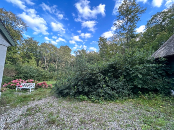 Få lagt nyt grus og ukrudtsdug på gårdsplads