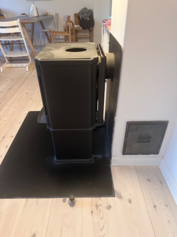 Afmontering og bortskaffelse af brændeovn. Gerne også murerarbejde efterfølgende.