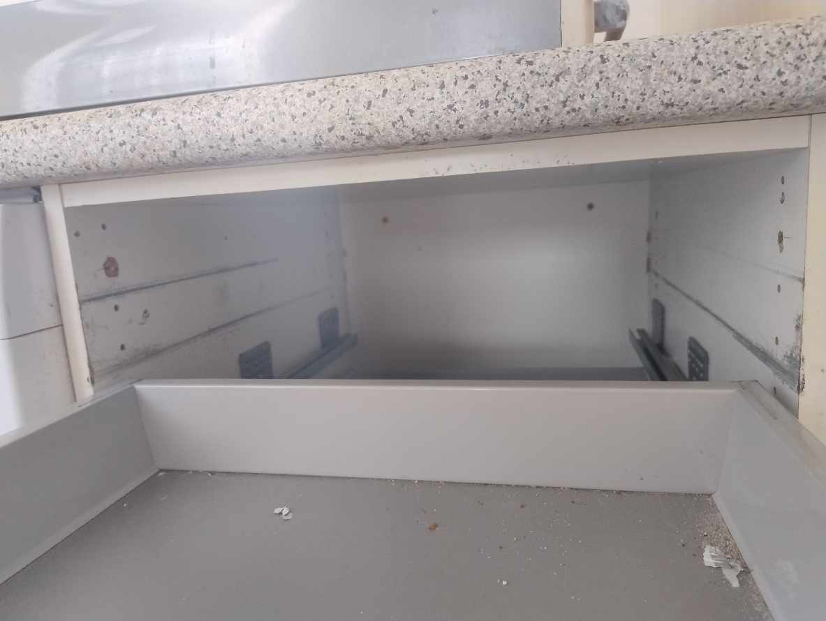 Køkkenskuffe skinner røget af, men skuffe ok.